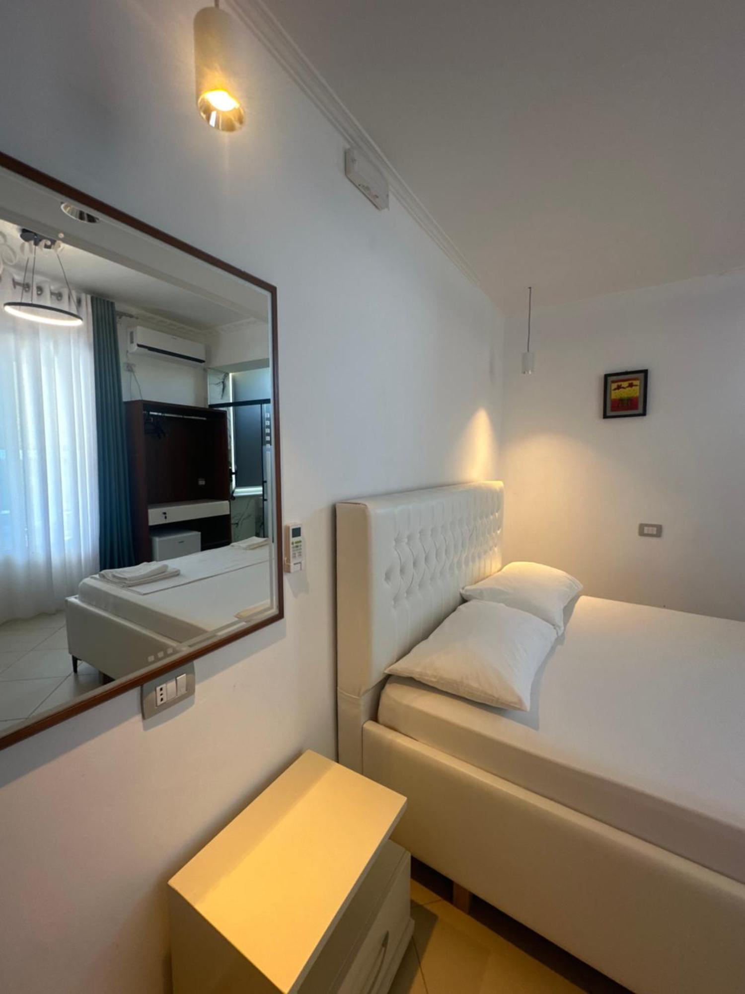 Hotel Kristal Borsh Extérieur photo